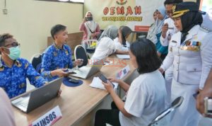 1000657717 Walikota Ning Ita saat melakukan peninjauan Progres Pendaftaran Perlindungan Sosial di Kelurahan
