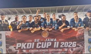 1000657938 Kesebelasan PKDI Kabupaten Mojokerto, Ketua dan Manager PKDI Mojokerto Sunardi SH ( kiri ) Coach Abah Pitung ( kanan) Poto bersama dengan Kesebelasan PKDI Mojokerto