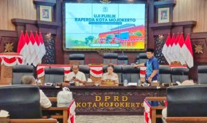 Ketua DPRD Kota Mojokerto Ery Purwanti saat memimpin jalannya Uji Publik Tiga Raperda Inisiatif