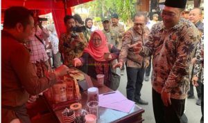 IMG-20260802-WA0001 Agus Setiawan SE, Humas dan Manajerial Wisata Desa BMJ Mojopahit Mojokerto saat menerangkan Keunggulan Produk Cokelat Mojopahit yang telah mendunia produksi nya kepada Wakil Bupati Mojokerto