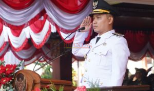 Bupati Mojokerto Dr Muhammad Al-Barra ( Gus Barra) Menjadi Inspektur Upacara Pengibaran Bendera Merah Putih di Halaman Pendopo Graha Majatama Pemkab Mojokerto