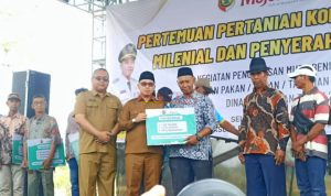 Bupati Mojokerto Gus Barra Didampingi Kepala Dinas Pertanian Kabupaten Mojokerto H.Ludfi Ariyono, AP, S.Sos, M.Si saat menyerahkan bantuan