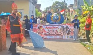 Ketua Tim Penggerak Desa Petak ( Bu Lurah ) didampingi Kades Petak Supoyo, SH saat memberangkatkan peserta Karnaval Desa Petak