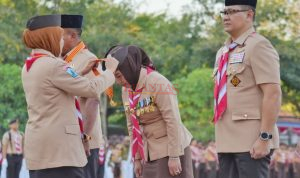 Gubernur Jatim Khofifah Indar parawansa memberikan penghargaan kepada Walikota Ning Ita