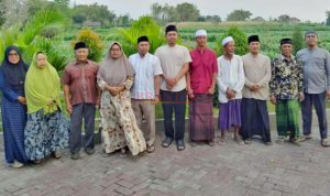 1000663932 Penanggungjawab kegiatan Khotmil Qur'an Hadi Purwanto bersama Tokoh Masyarakat dan Ustadz Mukid serta Kyai Hasan Mathori