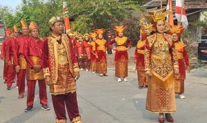 1000664192 (1) Kepala Desa Jatirowo Hj Hermin Ekowati bersama Suami Berada di Garis Start Saat Mengikuti Karnaval Kebudayaan JATIROWO 2026