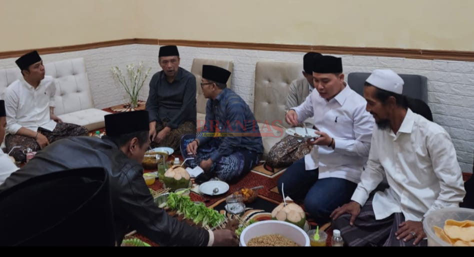 Gus Hadi Bangsal mendampingi Bupati Mojokerto Gus Barra di Majelis Mojoanyar Bersholawat Memperingati Maulid Nabi Muhammad SAW