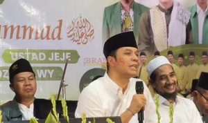 Gus Kausar putra KH Nurul Huda Djazuli Pengasuh Pondok Pesantren Al- Falah Ploso Kediri didampingi Gus Hadi Bangsal