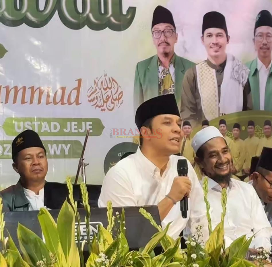 Gus Kausar putra KH Nurul Huda Djazuli Pengasuh Pondok Pesantren Al- Falah Ploso Kediri didampingi Gus Hadi Bangsal