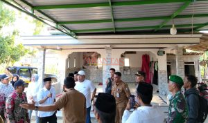 SAMPANG - Kapolsek Robatal Dampingi Bupati Sampang Kunjungi Warga Penderita Tumor Ganas 1 Kabupaten Sampang