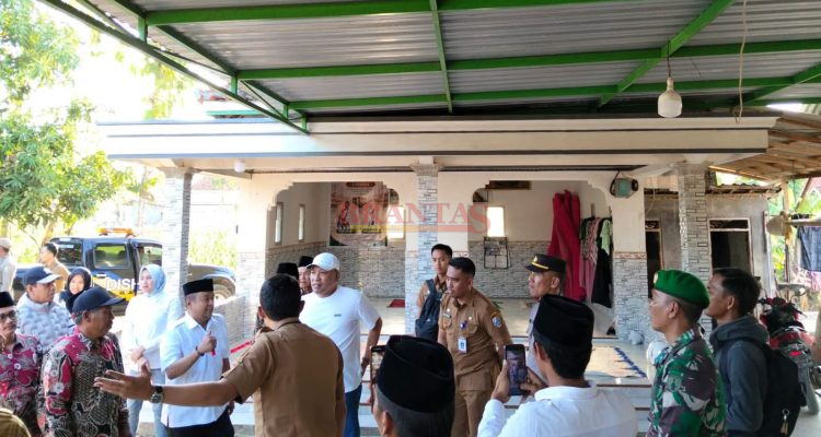SAMPANG - Kapolsek Robatal Dampingi Bupati Sampang Kunjungi Warga Penderita Tumor Ganas 1 Kabupaten Sampang