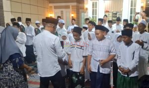 1000673717 Hadi Purwanto SH MH Didampingi Istrinya Ibu Yayuk saat memberikan santunan kepada Anak Yatim