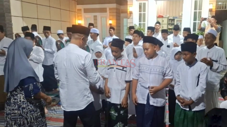 Hadi Purwanto SH MH Didampingi Istrinya Ibu Yayuk saat memberikan santunan kepada Anak Yatim