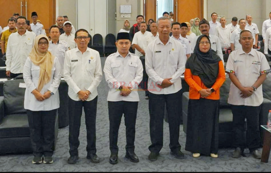 Kepala Dinas PUPR Kabupaten Mojokerto Hj. Yuni Laili Faizah, S.T, M.E bersama Asisten I H.Tatang Poto bersama Bupati Gus Barra