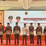 1000676102 Bupati Gus Barra Didampingi Asisten II yang juga menjabat sebagai Pengurus FP - TSP H. Nuriyadi, MM, Memberikan SK Kepada Ketua FP - TSP, H. Tantowi