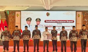 Bupati Gus Barra Didampingi Asisten II yang juga menjabat sebagai Pengurus FP - TSP H. Nuriyadi, MM, Memberikan SK Kepada Ketua FP - TSP, H. Tantowi
