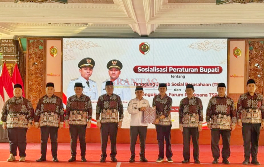 Bupati Gus Barra Didampingi Asisten II yang juga menjabat sebagai Pengurus FP - TSP H. Nuriyadi, MM, Memberikan SK Kepada Ketua FP - TSP, H. Tantowi