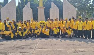 Pengurus DPD Partai Golkar Kabupaten Mojokerto dan PK Poto bersama saat acara Tabur Bunga di Makam Pahlawan Mojokerto