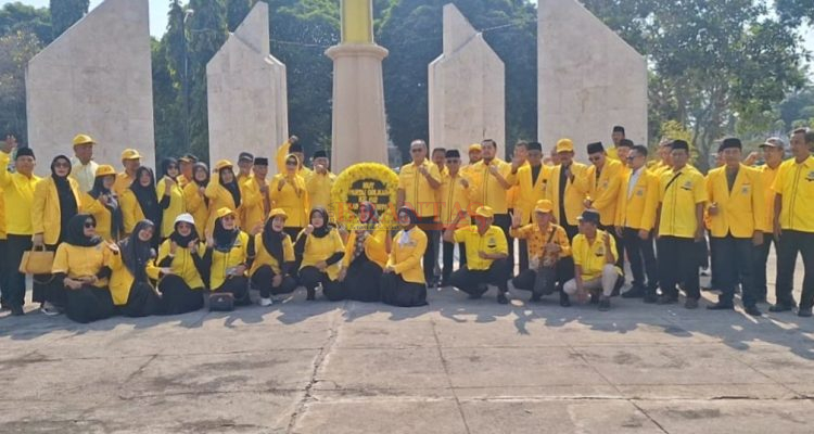 Pengurus DPD Partai Golkar Kabupaten Mojokerto dan PK Poto bersama saat acara Tabur Bunga di Makam Pahlawan Mojokerto