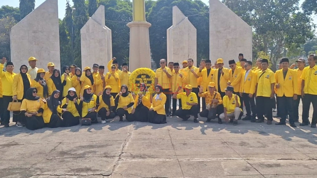 Pengurus DPD Partai Golkar Kabupaten Mojokerto dan PK Poto bersama saat acara Tabur Bunga di Makam Pahlawan Mojokerto