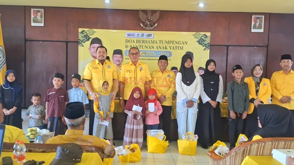 Ketua DPD, Sekretaris DPD dan Bendahara DPD Partai Golkar Kabupaten Mojokerto saat menyantuni anak Yatim