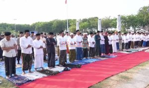 Berharap Hujan Segera Turun Pemkab Sampang dan Masyarakat Gelar Salat Istisqa 1 Sholat Istisqa
