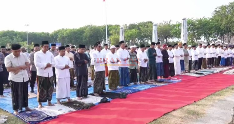 Berharap Hujan Segera Turun Pemkab Sampang dan Masyarakat Gelar Salat Istisqa 1 Sholat Istisqa