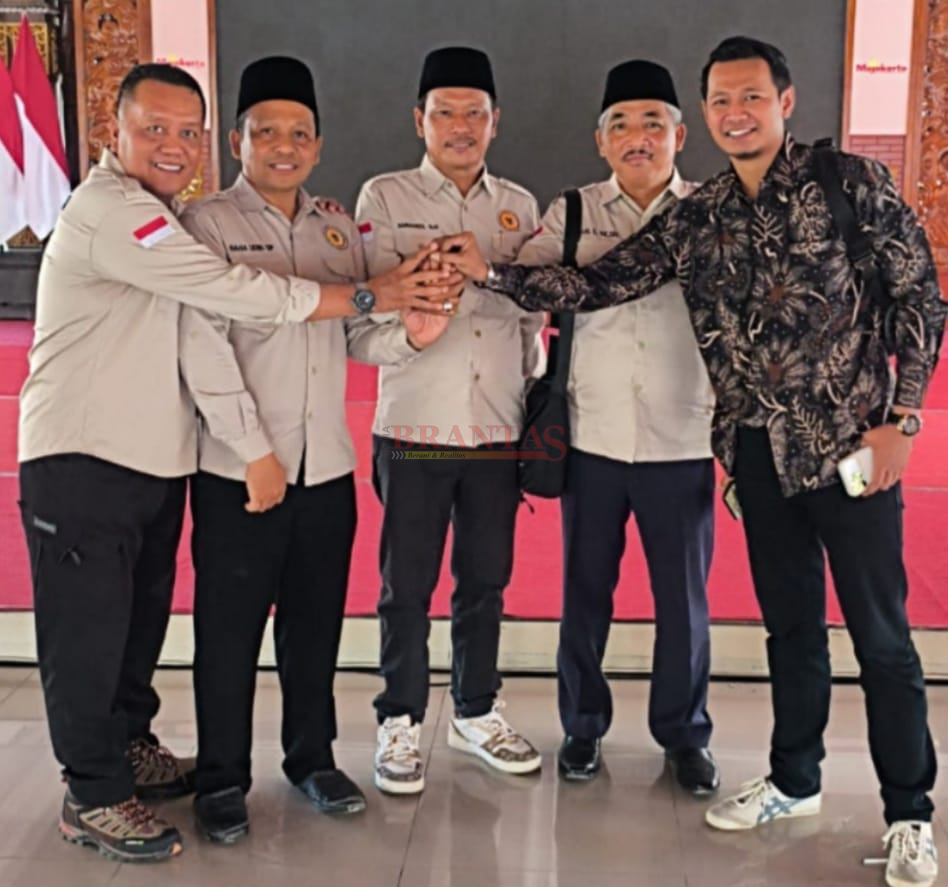 Pengurus PKDI Kabupaten Mojokerto yang juga Kepala Desa Salen, Suyanto Fery Anggriawan, Poto bersama dengan KetuanPKDI Kabupaten Mojokerto Sunardi, Didampingi Abah Agus Kades Cinandang