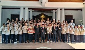 Bupati Gus Barra Didampingi Wakil Ketua DPRD H. Khoirul Amin Poto bersama dengan para pengurus PKDI Kabupaten Mojokerto dengan Trophy Juara 1 Turnamen PKDI Cup II tahun 2026