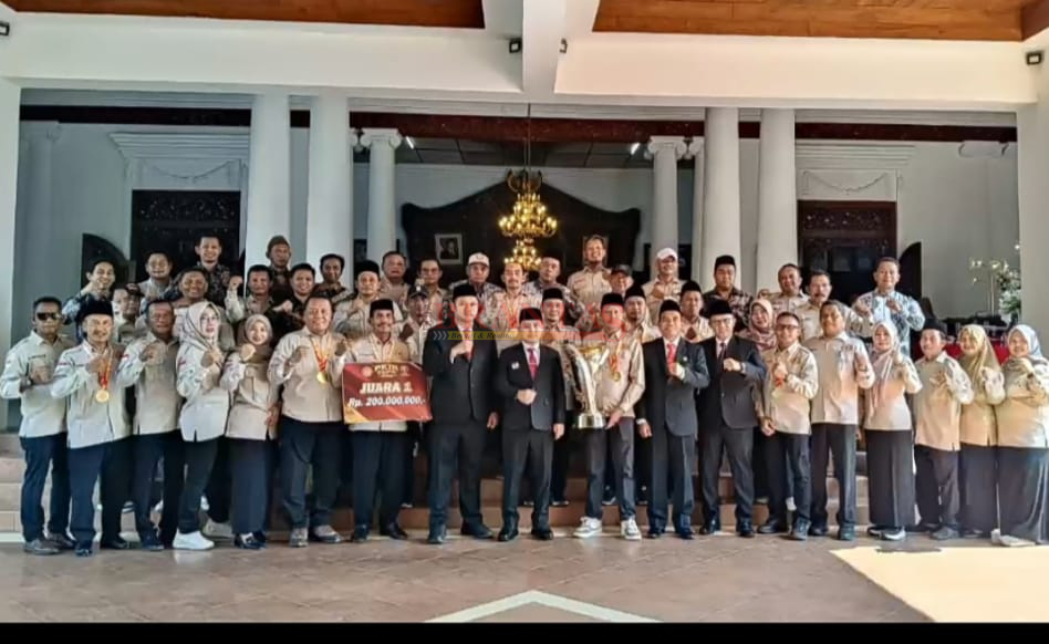 Bupati Gus Barra Didampingi Wakil Ketua DPRD H. Khoirul Amin Poto bersama dengan para pengurus PKDI Kabupaten Mojokerto dengan Trophy Juara 1 Turnamen PKDI Cup II tahun 2026