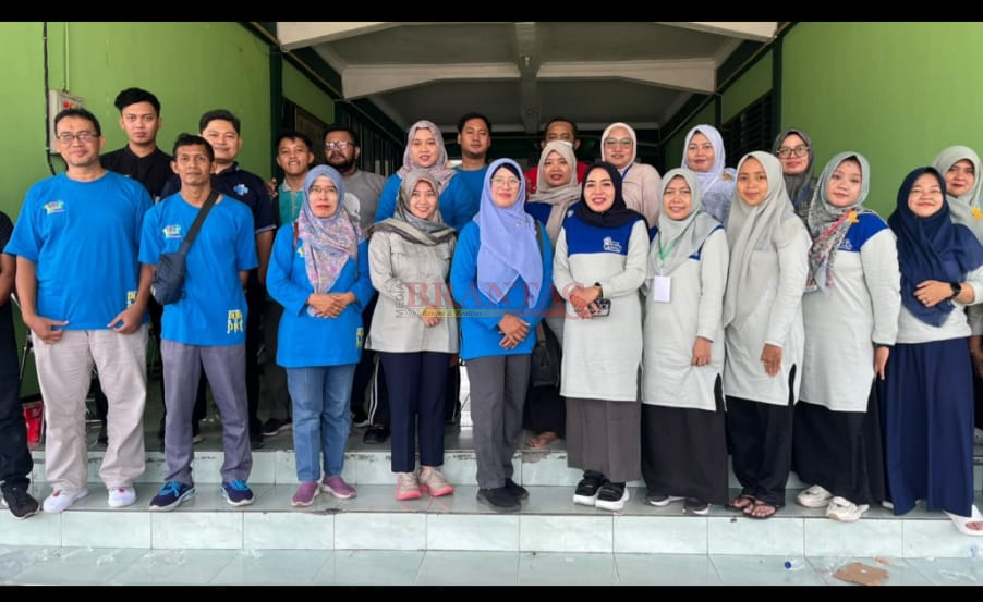 Ketua PC Fatayat NU Kabupaten Mojokerto Dr. Rahmi Mubarokah bersama Tim Medis RSUD Soekandar dan Dinkes Kabupaten Mojokerto