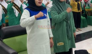 Ketua PC Fatayat NU Kabupaten Mojokerto Dr. Rahmi Mubarokah ( kiri ) saat mengadakan kegiatan