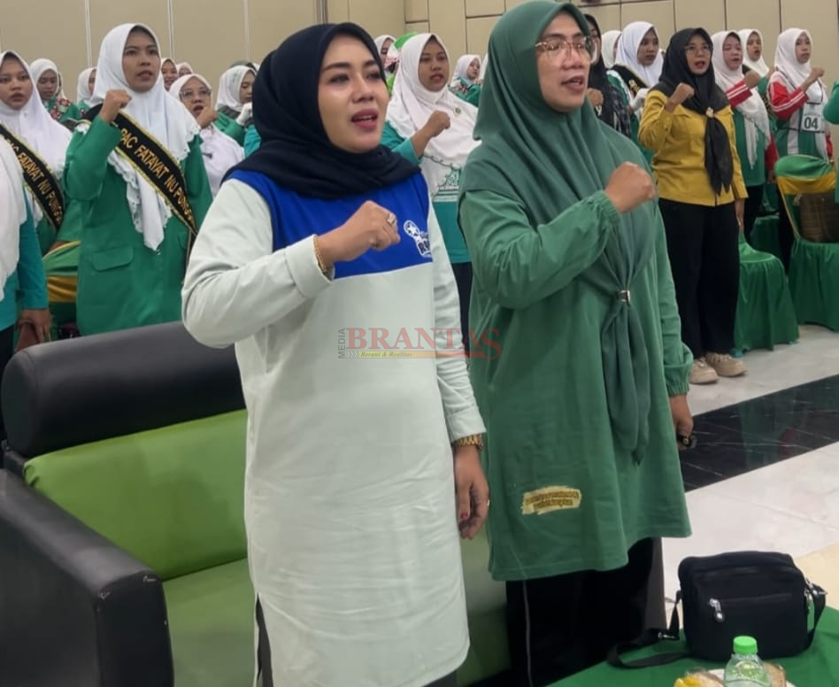 Ketua PC Fatayat NU Kabupaten Mojokerto Dr. Rahmi Mubarokah ( kiri ) saat mengadakan kegiatan