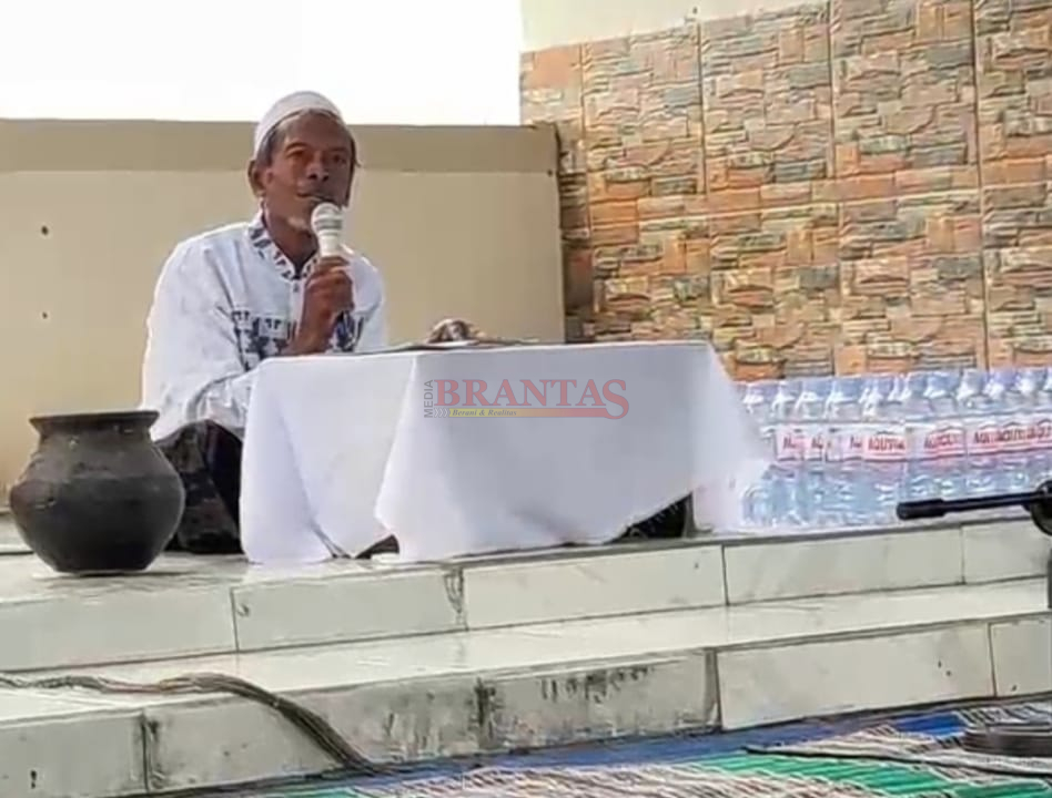 Kyai Hasan Mathori saat memberikan ceramah nya di Majelis Khotmil Qur'an di Makam Mbah Sentono Dusun Banjarsari