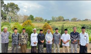 Keluarga Hadi Purwanto bersama Tokoh Masyarakat dan Tokoh Agama di Area Makam Mbah Sentono Dusun Banjarsari