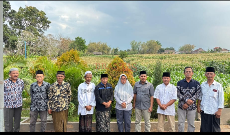 Keluarga Hadi Purwanto bersama Tokoh Masyarakat dan Tokoh Agama di Area Makam Mbah Sentono Dusun Banjarsari