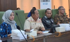 IMG-20261013-WA0021 Ketua Komisi III DPRD Kabupaten Mojokerto Drs. H. Eddy Sasmito, saat memimpin jalannya RDP dengan para Provider
