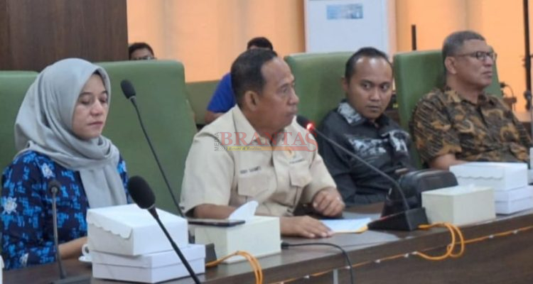 Ketua Komisi III DPRD Kabupaten Mojokerto Drs. H. Eddy Sasmito, saat memimpin jalannya RDP dengan para Provider