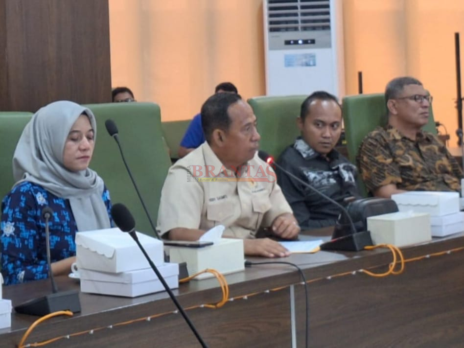 Ketua Komisi III DPRD Kabupaten Mojokerto Drs. H. Eddy Sasmito, saat memimpin jalannya RDP dengan para Provider