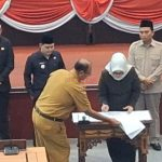 IMG-20261019-WA0001 Ketua DPRD Kabupaten Mojokerto Hj. Ainy Zuroh SE didampingi Wakil Ketua menandatangani Persetujuan Terhadap Empat Raperda Tahun 2026