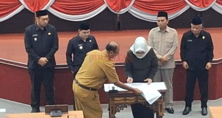 IMG-20261019-WA0001 Ketua DPRD Kabupaten Mojokerto Hj. Ainy Zuroh SE didampingi Wakil Ketua menandatangani Persetujuan Terhadap Empat Raperda Tahun 2026