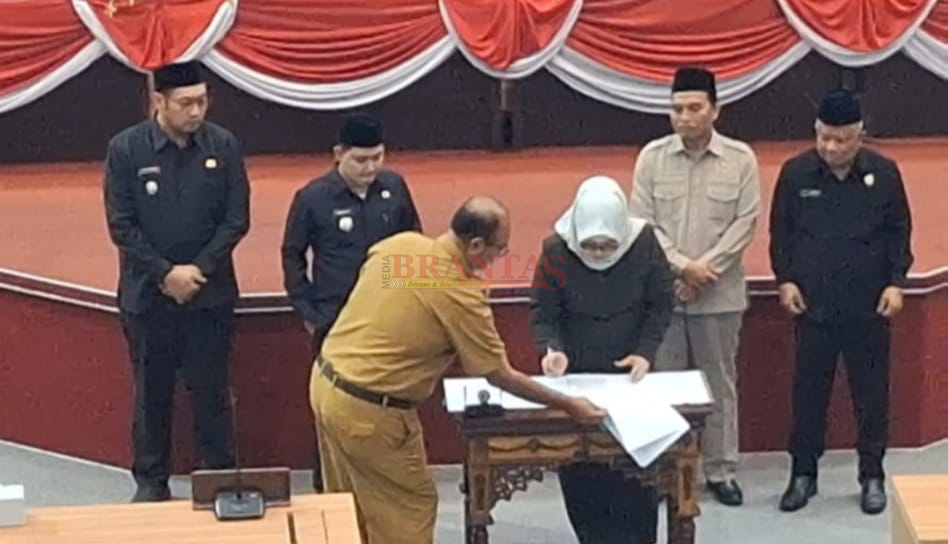 Ketua DPRD Kabupaten Mojokerto Hj. Ainy Zuroh SE didampingi Wakil Ketua menandatangani Persetujuan Terhadap Empat Raperda Tahun 2026