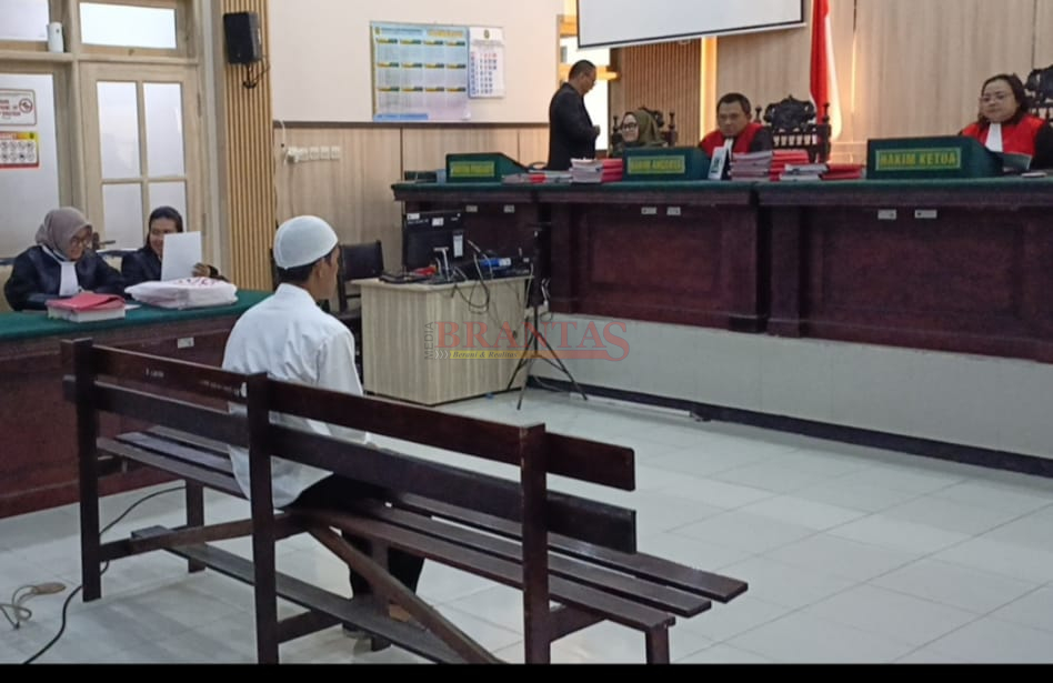 Terdakwa insial Satuan seorang Badut di Mojokerto saat mengikuti sidang perdana di PN Mojokerto