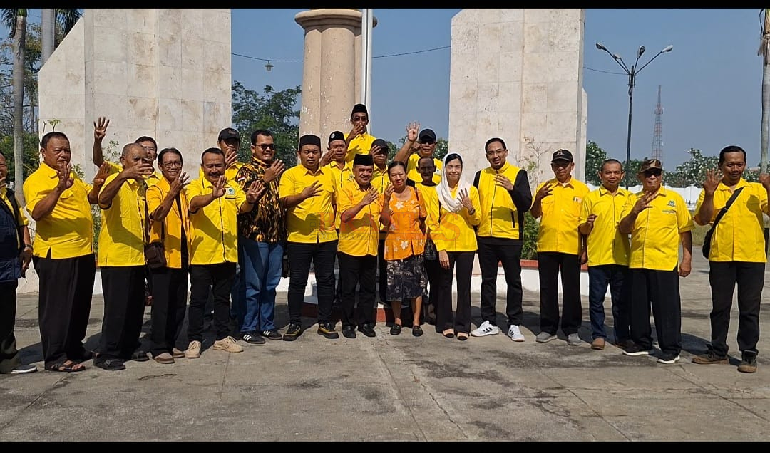 Ketua DPD Partai Golkar Kota Mojokerto Agus Wahyudi Utomo Didampingi Anggota DPRD dr. Dhita Roosita Ayu Lestari M. Biomed Poto bersama saat Ziarah Makam Pahlawan Gajah Mada