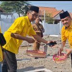 Ketua DPD Partai Golkar Kota Mojokerto Agus Wahyudi Utomo, A. Md, saat tabur bunga di Taman Makam Pahlawan Gajah Mada