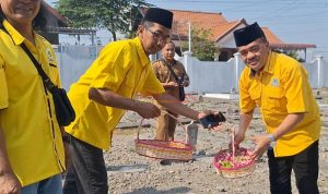 Ketua DPD Partai Golkar Kota Mojokerto Agus Wahyudi Utomo, A. Md, saat tabur bunga di Taman Makam Pahlawan Gajah Mada