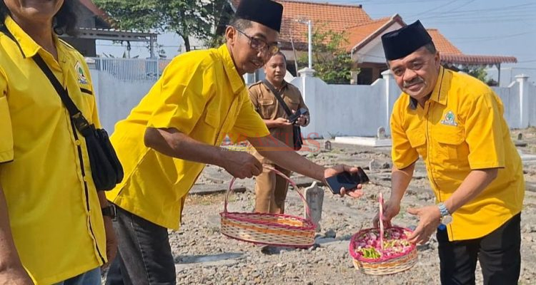 Ketua DPD Partai Golkar Kota Mojokerto Agus Wahyudi Utomo, A. Md, saat tabur bunga di Taman Makam Pahlawan Gajah Mada