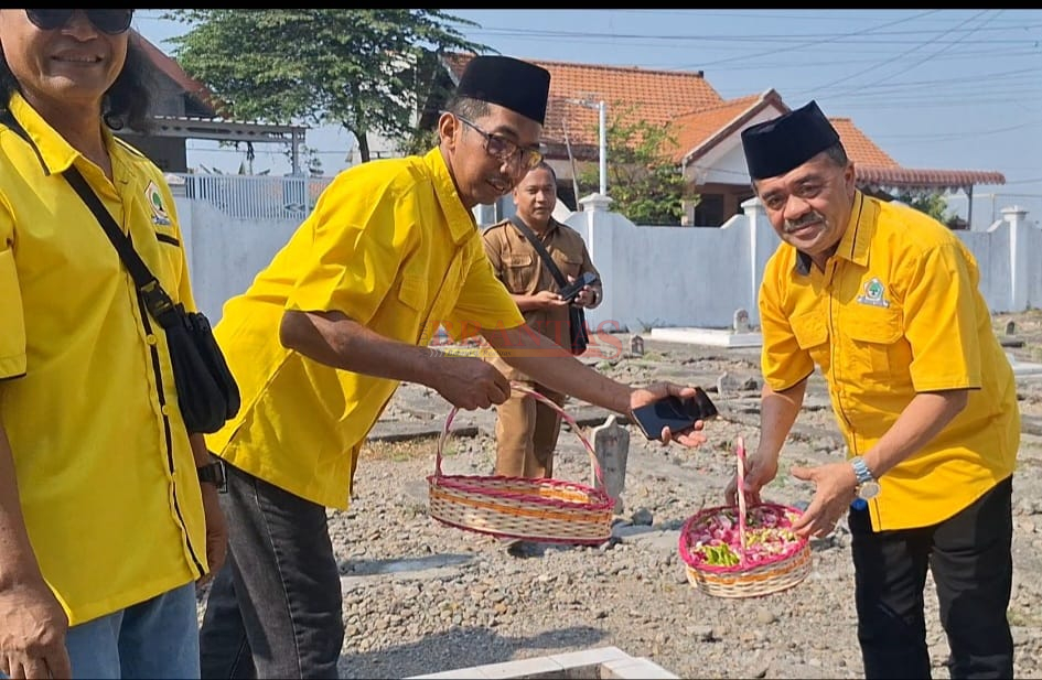 Ketua DPD Partai Golkar Kota Mojokerto Agus Wahyudi Utomo, A. Md, saat tabur bunga di Taman Makam Pahlawan Gajah Mada