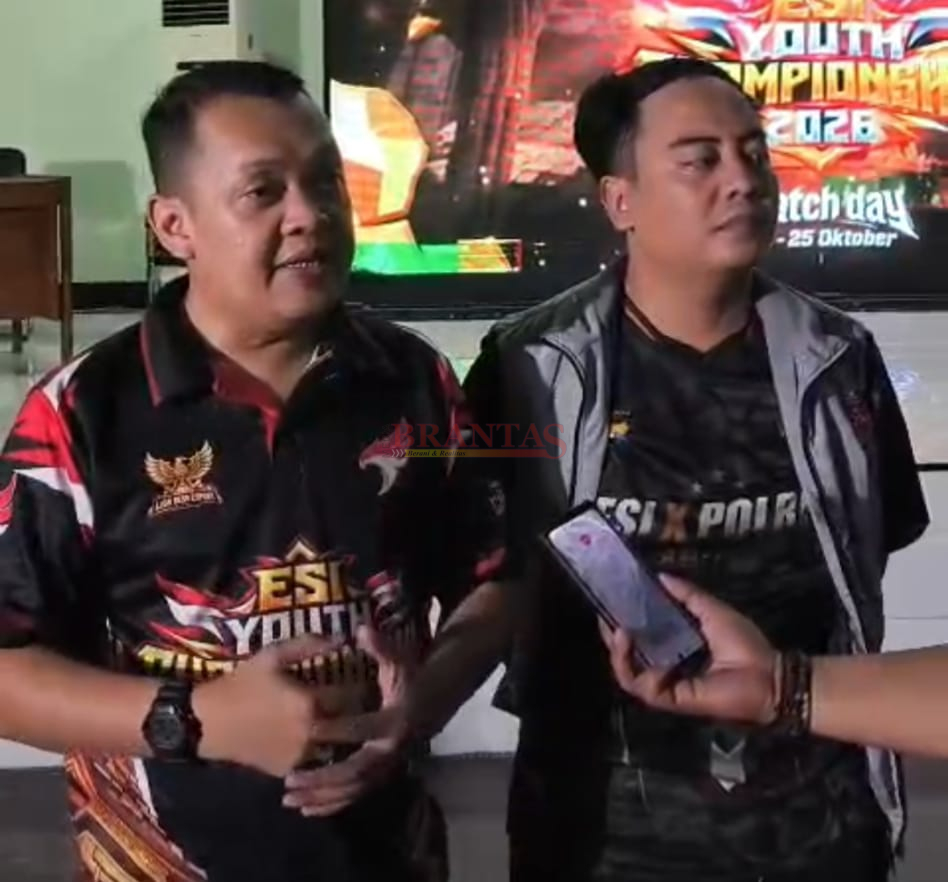 Kadis Kependudukan dan Pencatatan Sipil Kabupaten Mojokerto Norman Handhito, SIP,.M.SI, saat diwawancarai para wartawan