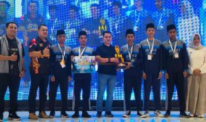 IMG-20261026-WA0012 Bupati Gus Barra Didampingi Kadis Kependudukan dan Capil Norman Handhito memberikan Piala Kepada Juara E-sport Tingkat Pelajar